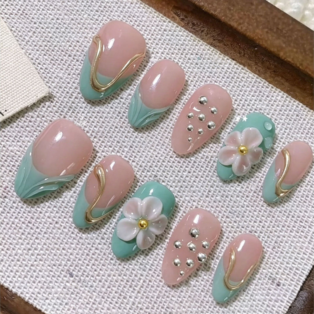Künstlerisches Press-On-Nagelset mit floralen und metallischen Akzenten