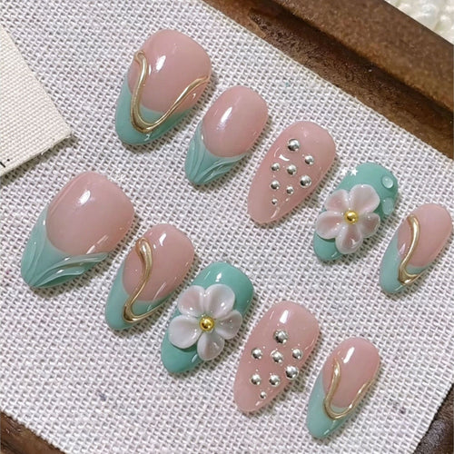 Künstlerisches Press-On-Nagelset mit floralen und metallischen Akzenten