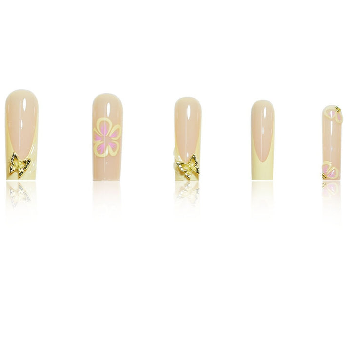 Dekorative Nagelverzierungen mit floralen Akzenten Karnz