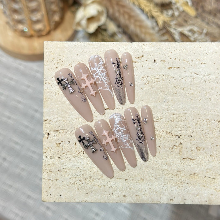 Künstlerisches Press-On-Nagelset mit dekorativen Elementen