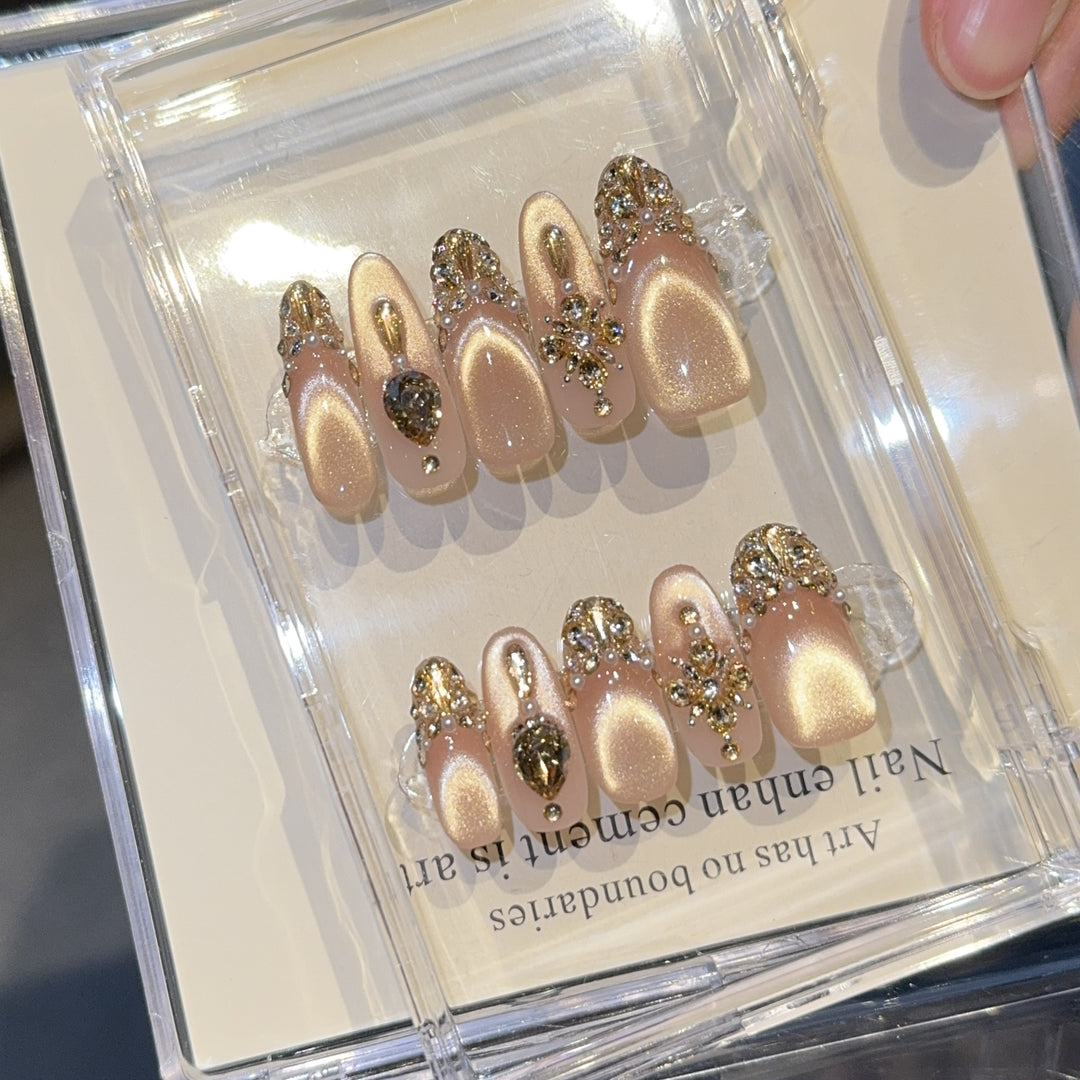 Glamouröse Kunstnägel mit Glitzerdetails Karnz