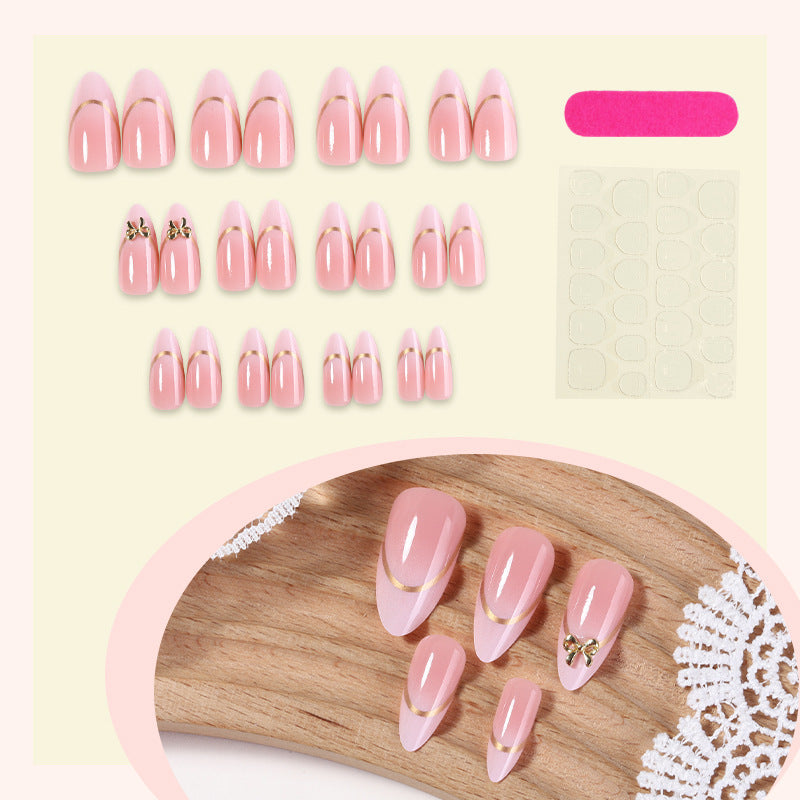 Kunstnagelset mit elegantem Goldrand und dekorativen Akzenten Karnz