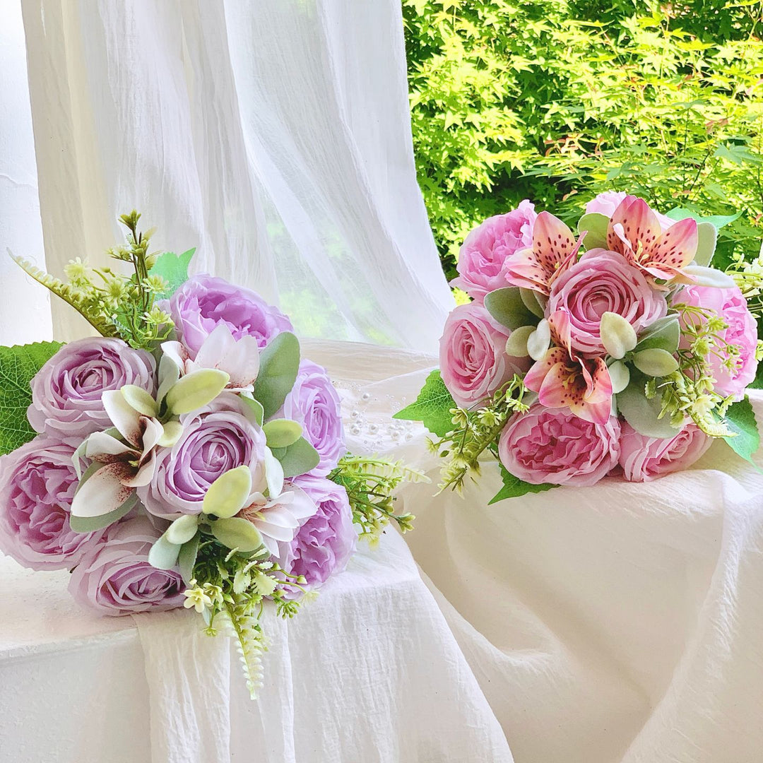 Eleganter künstlicher Blumenstrauß