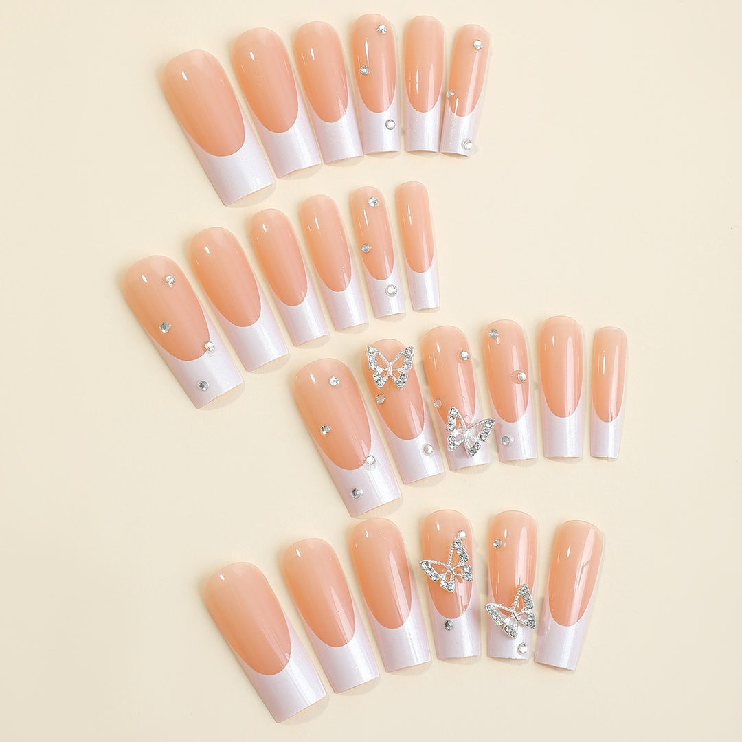 Kunstnagelset mit luxuriösem Glitzer und zarten Blumenmotiven Karnz