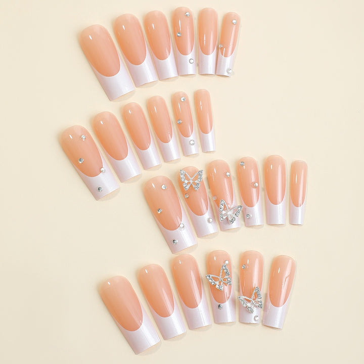 Kunstnagelset mit luxuriösem Glitzer und zarten Blumenmotiven Karnz