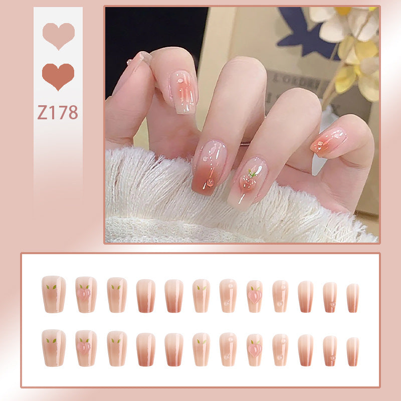 Kunstnagelset mit eleganten Glitzerverzierungen und schimmernden Akzenten Karnz