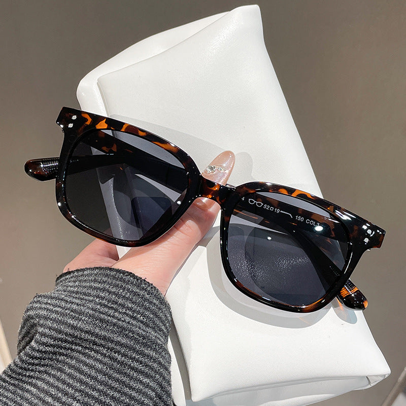 Damen modische Sonnenbrille im eleganten Design mit robustem Rahmen Karnz