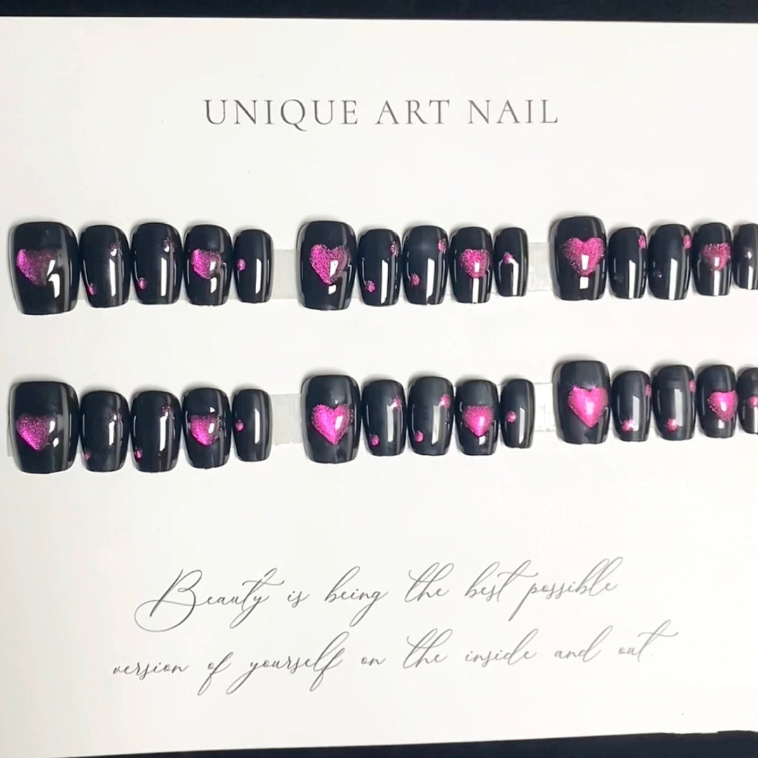 Herz-verzierte Press-On Nagelkunst