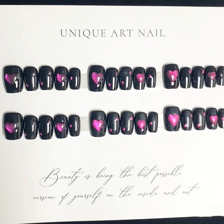 Herz-verzierte Press-On Nagelkunst