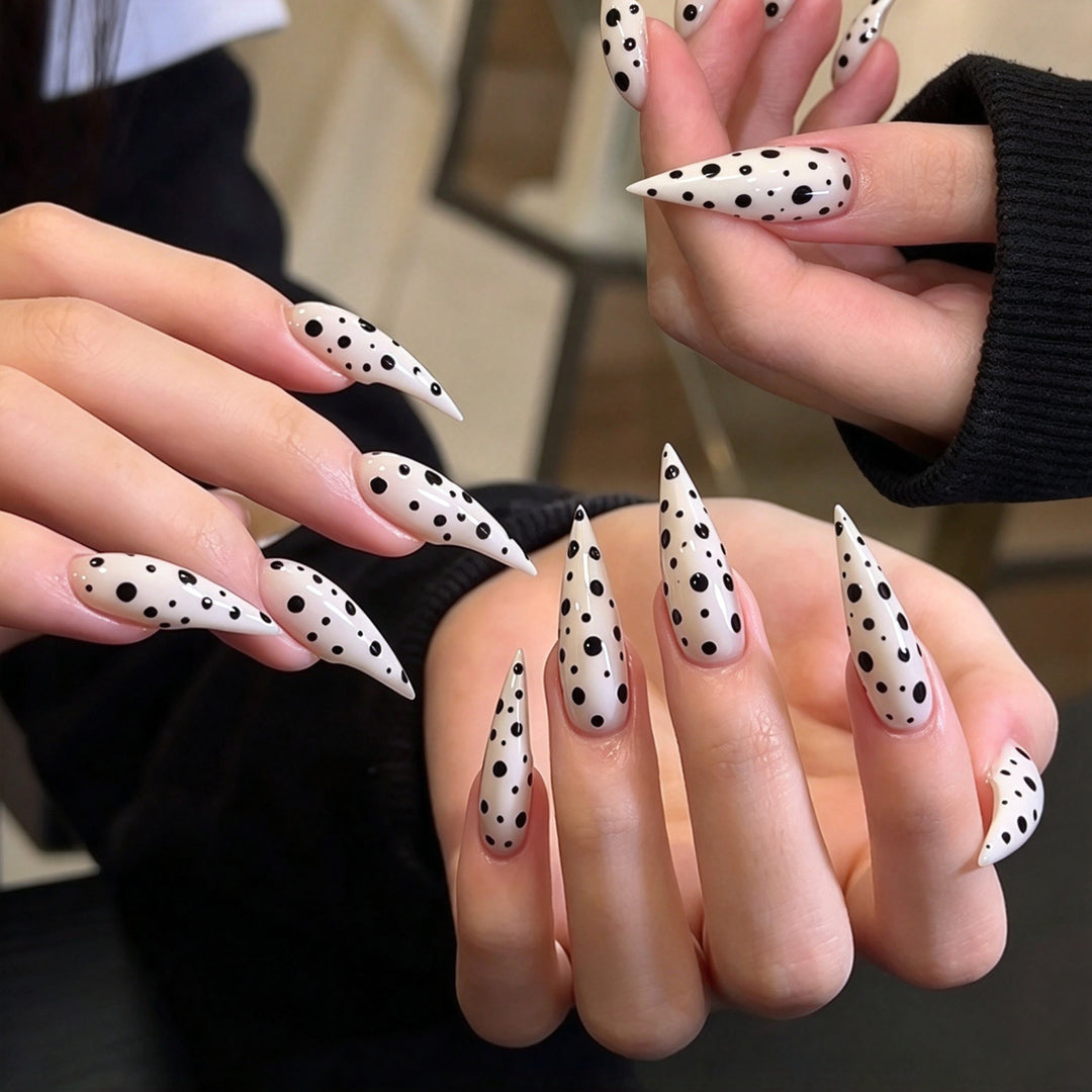Stilvolles Spitz-Press-On-Nagelkunst-Set mit Pünktchen-Design
