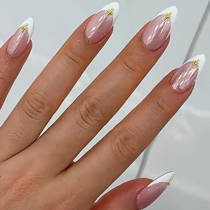 Elegantes Press-On-Nagel-Set mit dekorativen goldenen Akzenten Karnz