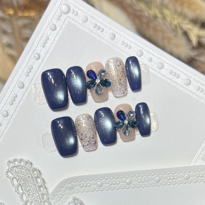 Elegantes florales Press-On-Nagel-Set mit Edelsteinakzenten Karnz