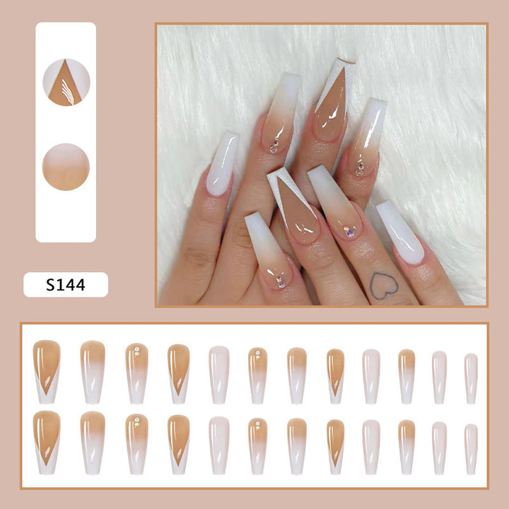Elegante Kunstnagelspitzen mit eleganten Konturen Karnz