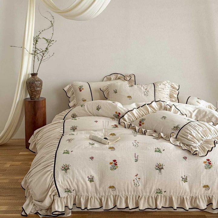 Hochwertige Bettwäsche-Garnitur aus Leinen-Baumwollmix mit Wildblumen-Stickerei und Rüschenvolant