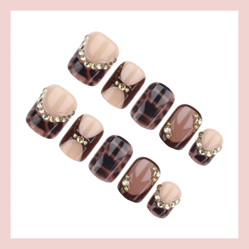 Kunstnagelset mit glamourösen Akzenten und edlem Design Karnz
