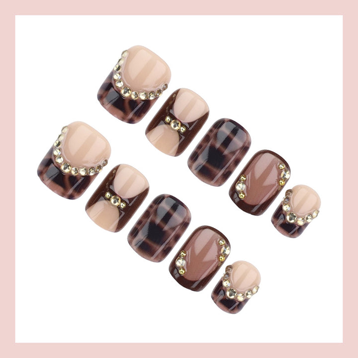 Kunstnagelset mit glamourösen Akzenten und edlem Design Karnz