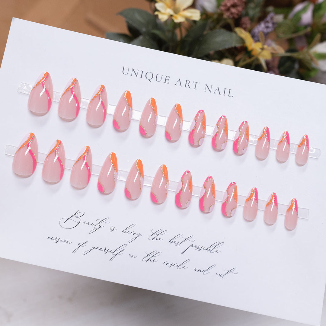 Künstlerisch glitzerndes Stiletto-Nageldesign