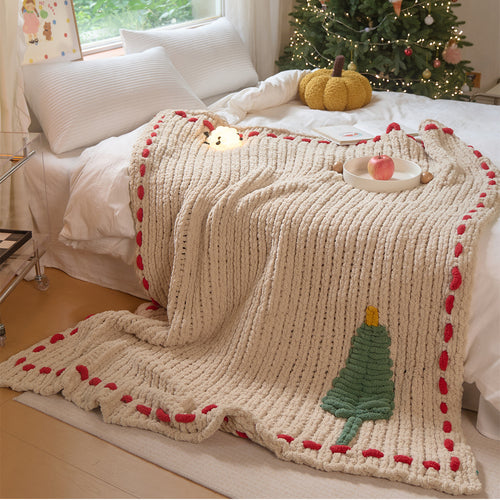 Kuschelige Tagesdecke mit Relief-Teddystruktur, Tannenmotiv und kontrastierter Ziernaht