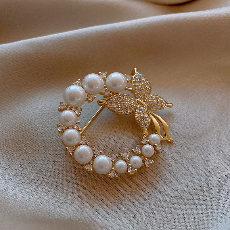 Exquisite Perlen und Strass Brosche Karnz