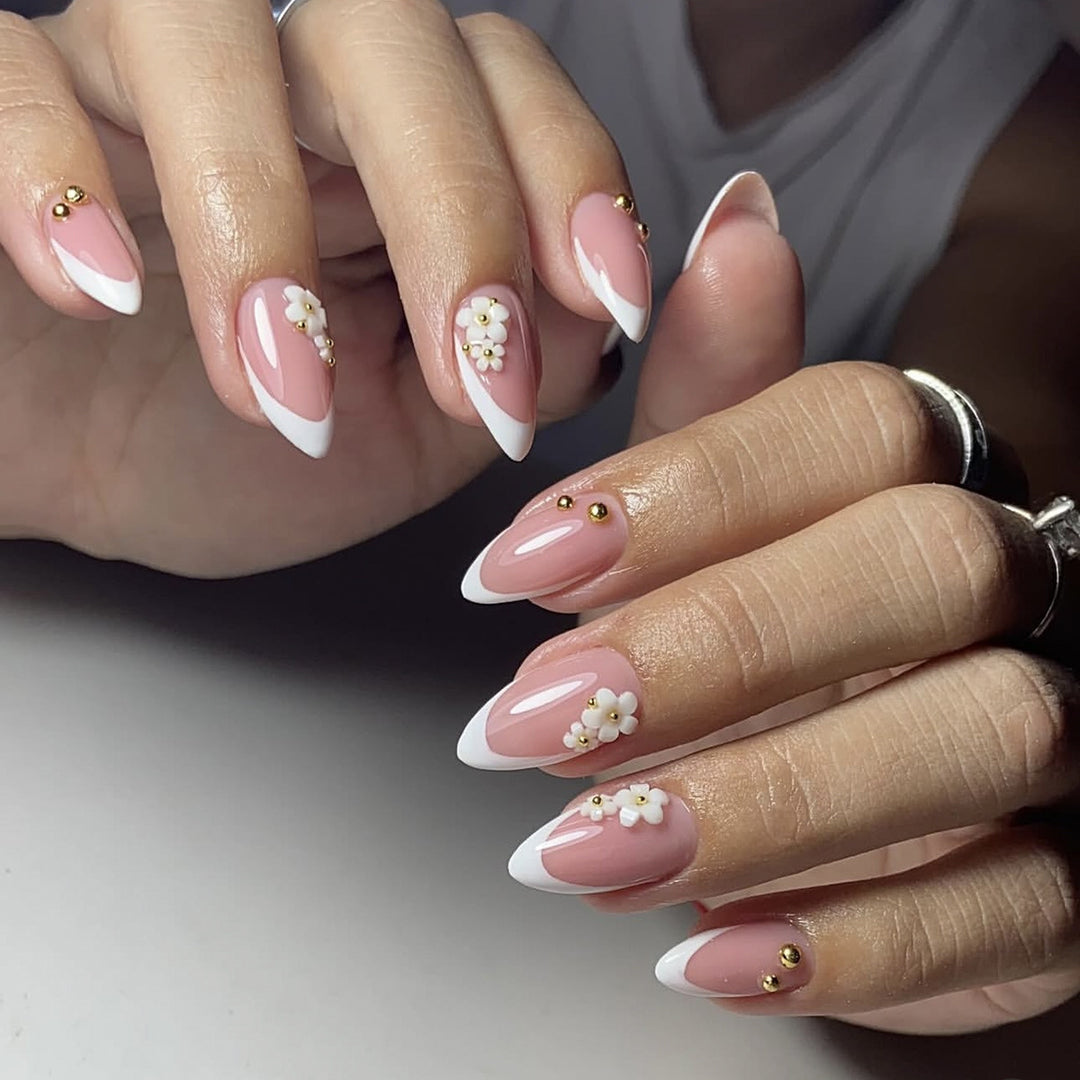 Kunstnagelset mit eleganten Blütenakzenten und Glitzer Karnz