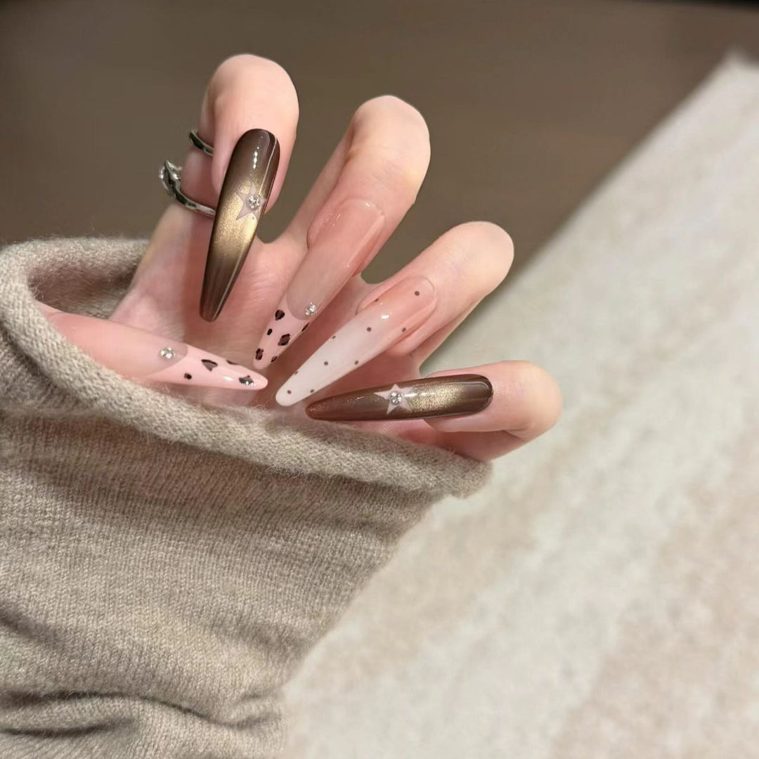 Künstlerische Stiletto-Nagelverlängerungen mit gemusterten Designs