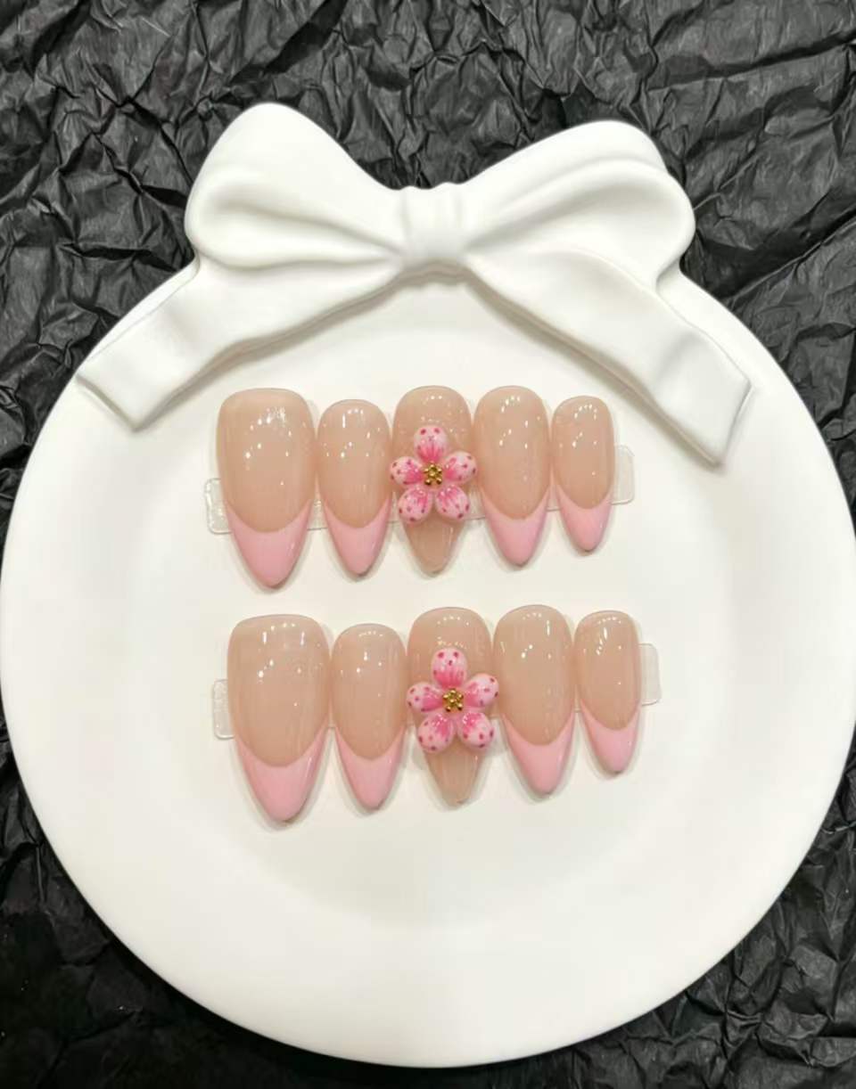 Dekoratives Press-On Nagelkunst-Set mit floralen und verspielten Designs