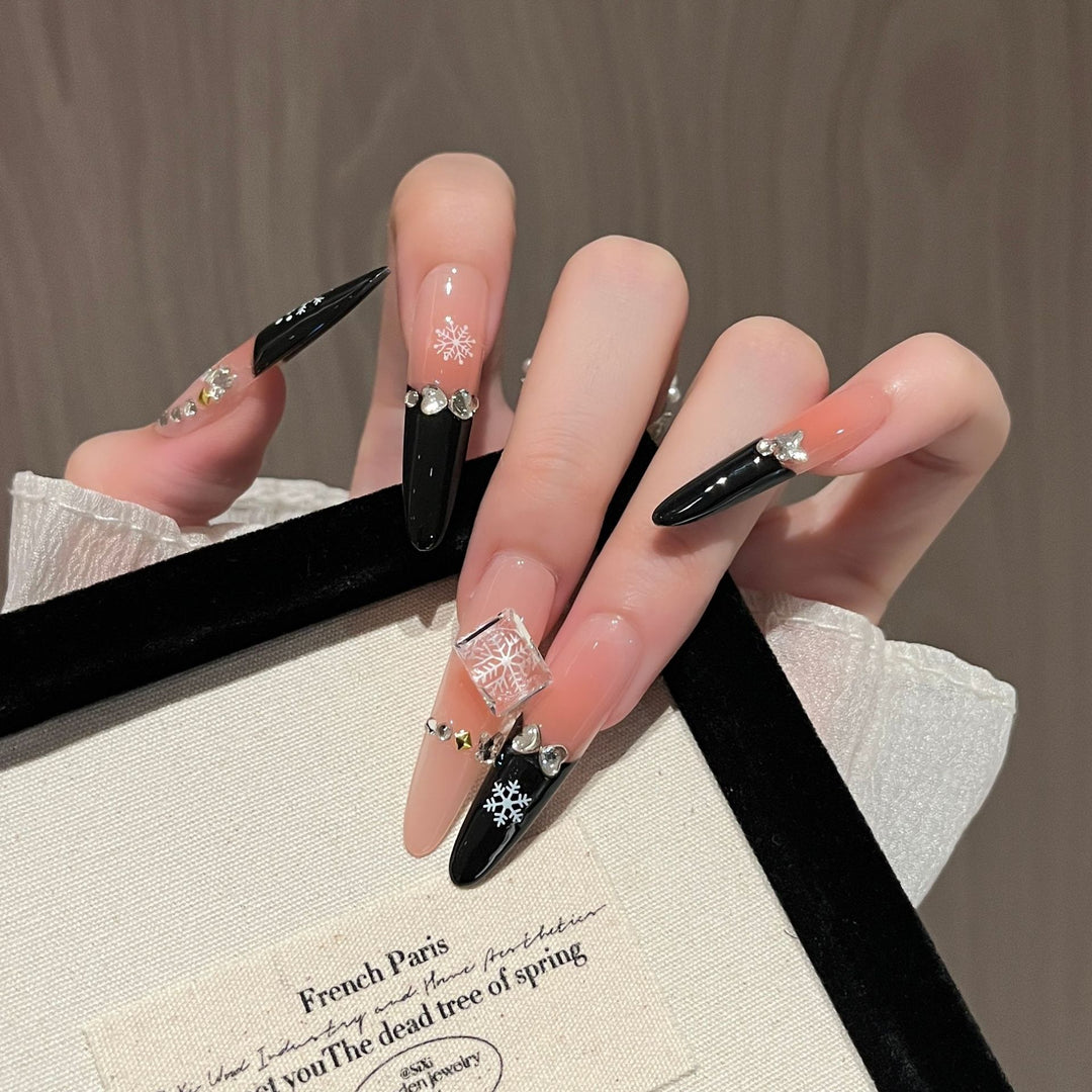 Künstlerische Lange Stiletto Press-On Nägel Karnz