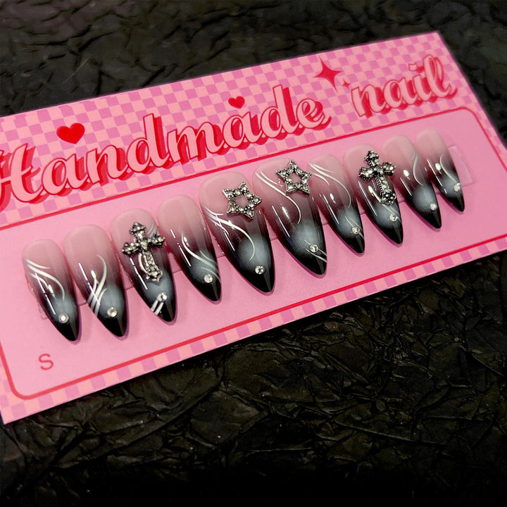 Kunstvolle Stiletto-Nägel mit elegantem Glitzer-Design Karnz