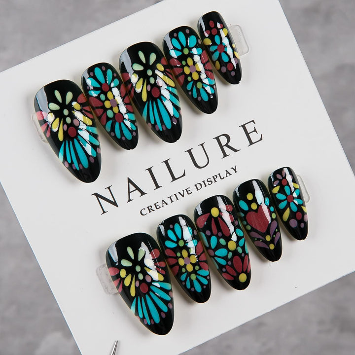 Künstlerisches Press-on-Nagelset mit floralen Designs