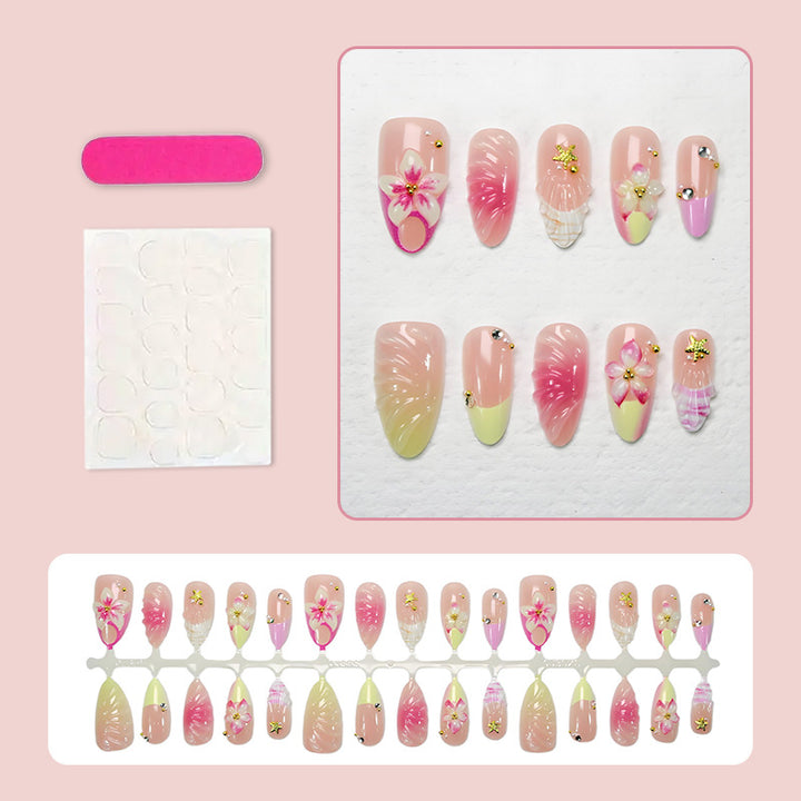 Kunstnagelset mit floralen Akzenten und glamourösen Details Karnz