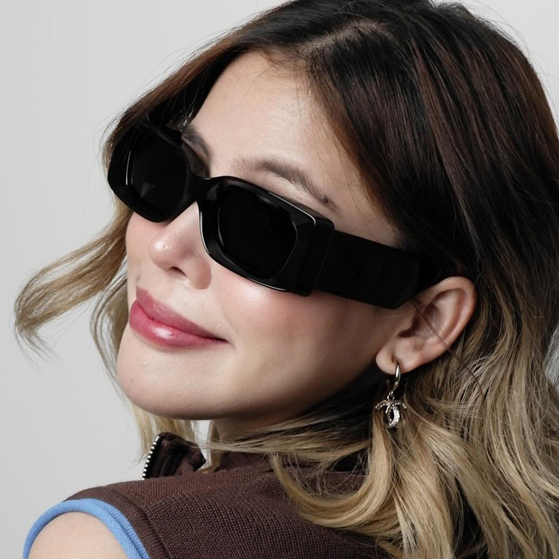 Damen modische quadratische Sonnenbrille mit transparentem Rahmen und schützendem UV-Filter Karnz