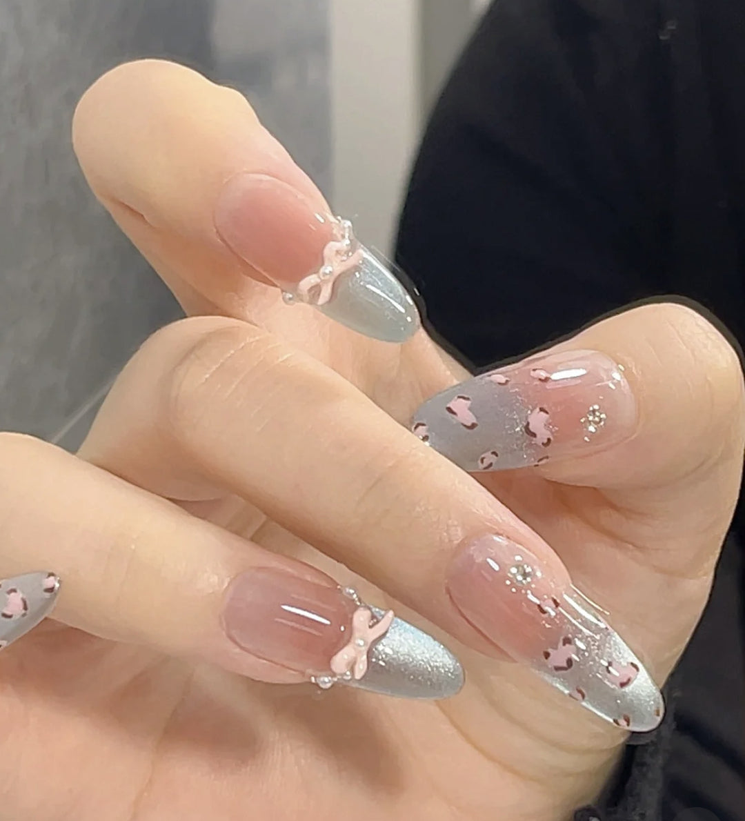 Künstlerisches Press-On-Nagelset mit floralen und glänzenden Akzenten Karnz