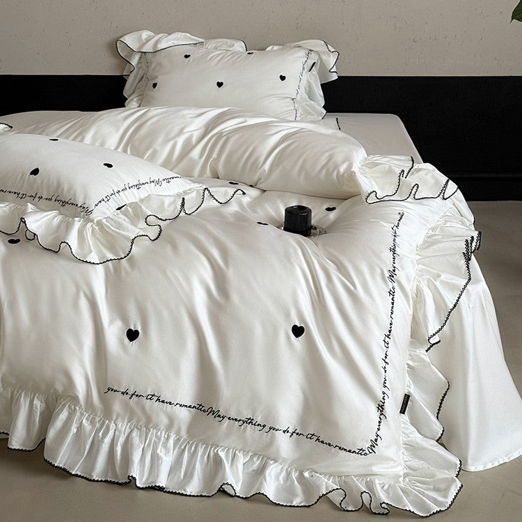 Luxuriöses Baumwollsatin-Bettwäsche-Set mit Rüschenvolant, gestickten Herzmotiven und kalligrafischem Schriftzug