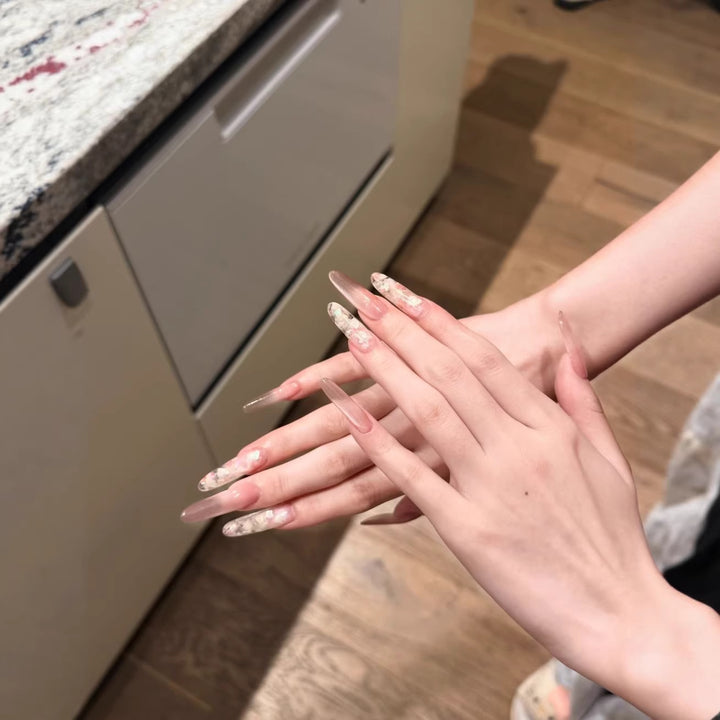 Künstlerische mandelförmige Nagelverlängerungen
