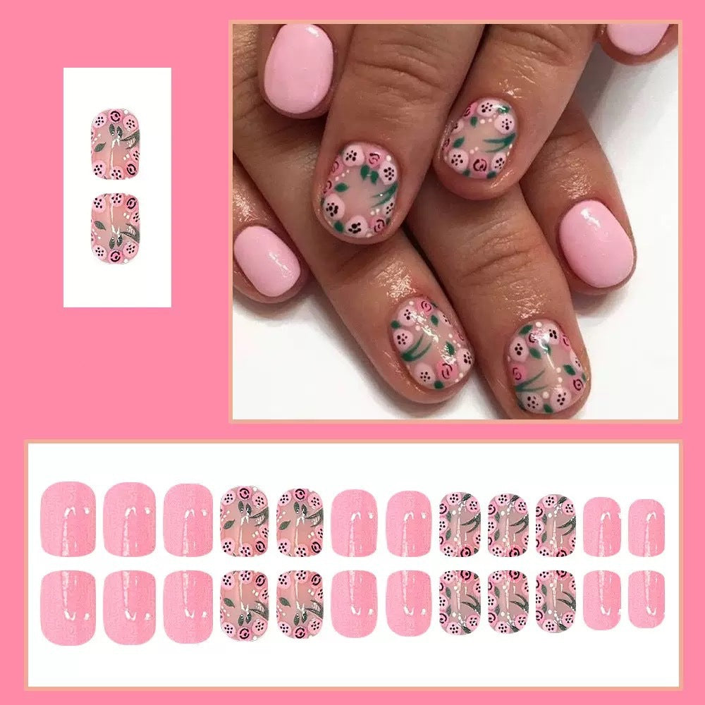 Kunstnagelset mit verspielten Blumenmotiven Karnz