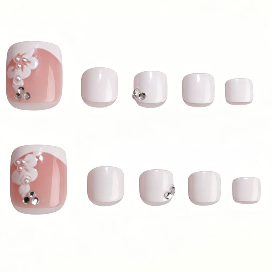 Kunstnagelset mit eleganten Blumen-Design und Glitzerakzenten Karnz