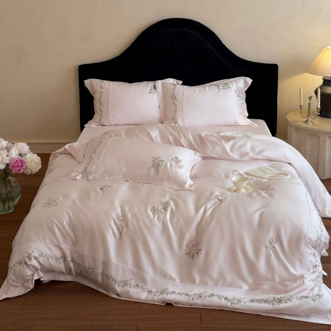 Satin-Feel besticktes Bettbezugset mit dekorativen Kissenbezügen und Eckbindern