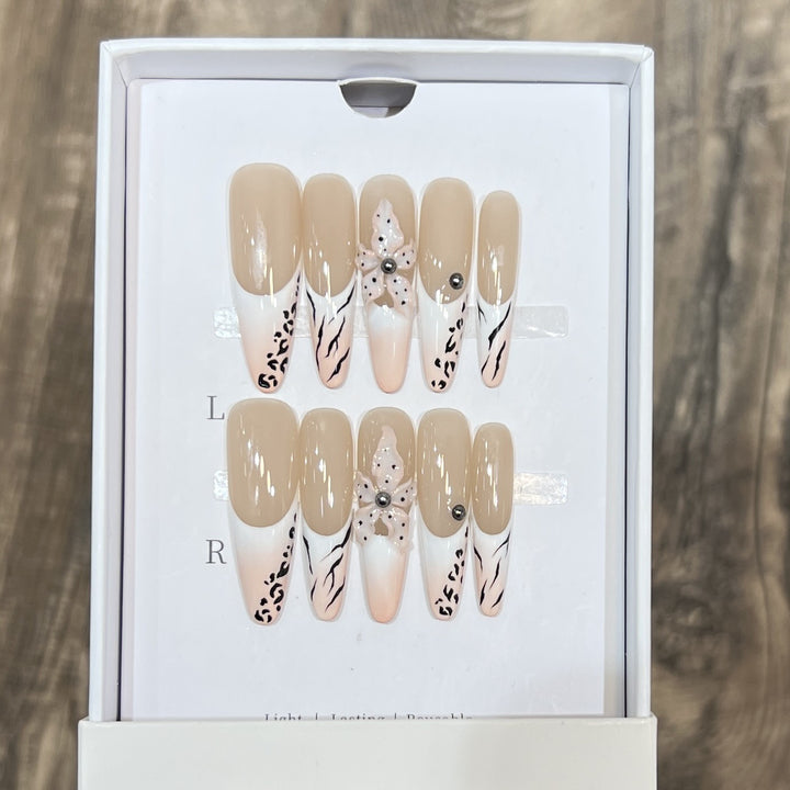 Dekoratives Press-On Nagelkunst-Set mit Edelsteinakzenten