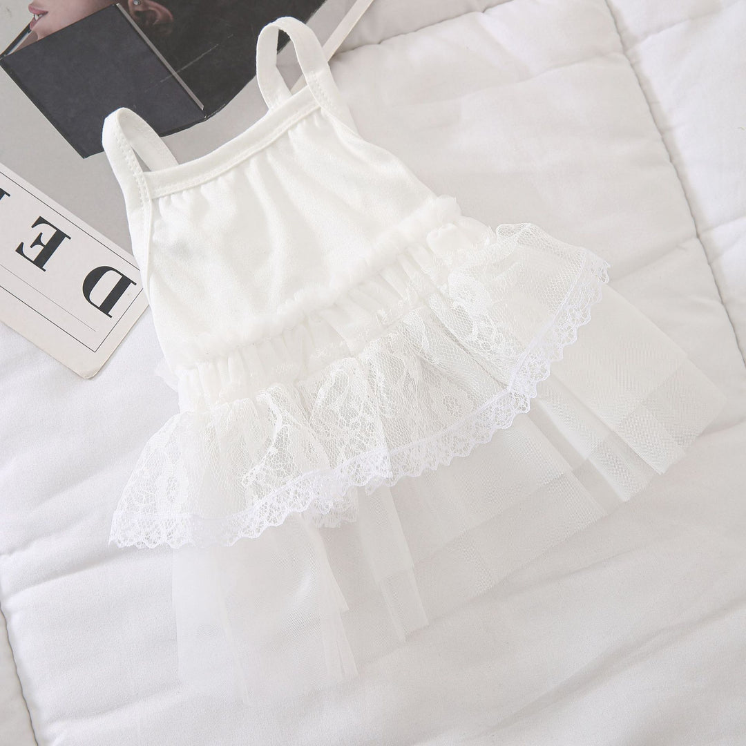 Säuglings-Tüllkleid mit Spitzenbesatz und Stufenärmelchen