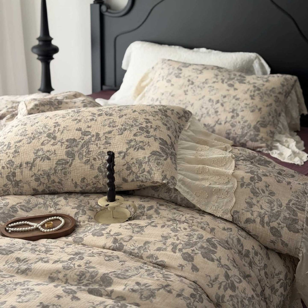 Gestepptes Baumwoll-Quilt-Bettwäscheset mit Vintage-Rosenprint und Seersucker-Struktur