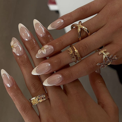 Kunstvolle Stiletto-Nägel mit elegantem Blumendesign Karnz