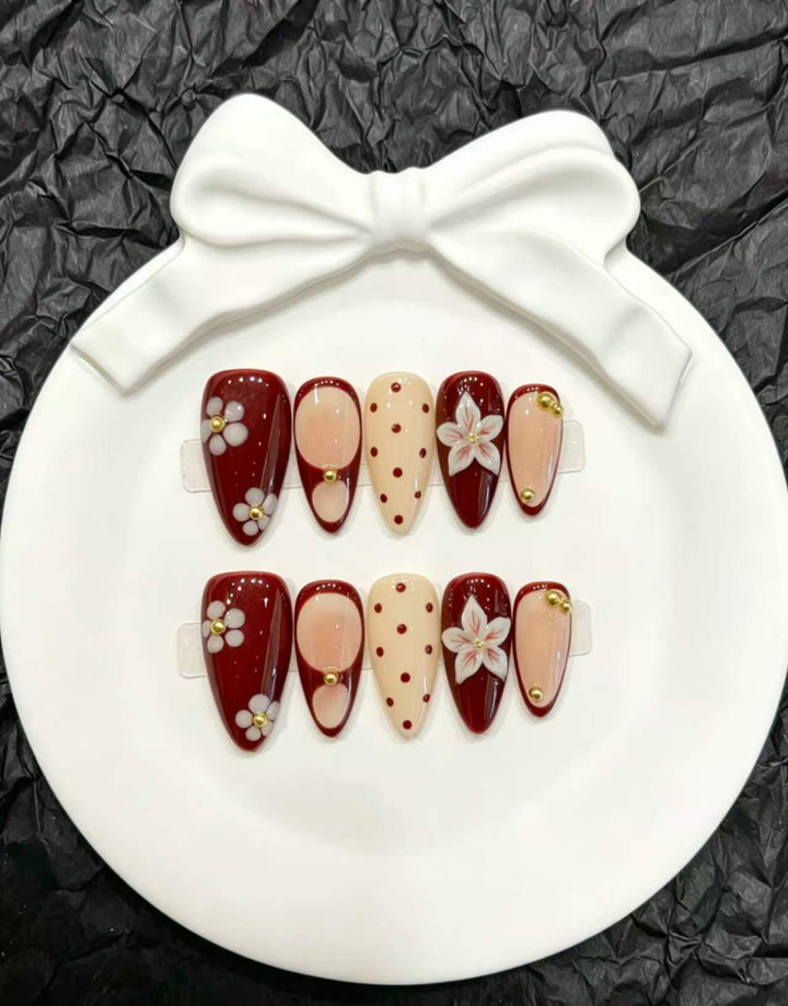 Dekorativer Press-On Fingernagelset mit floralem und grafischem Design