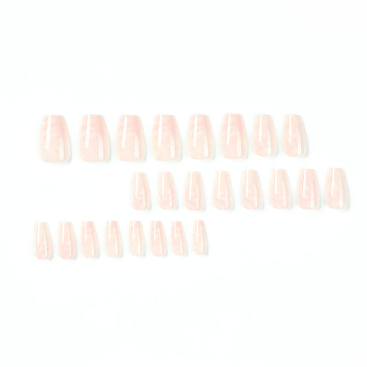 Elegante Nagelverlängerungen mit marmorierten Akzenten Karnz