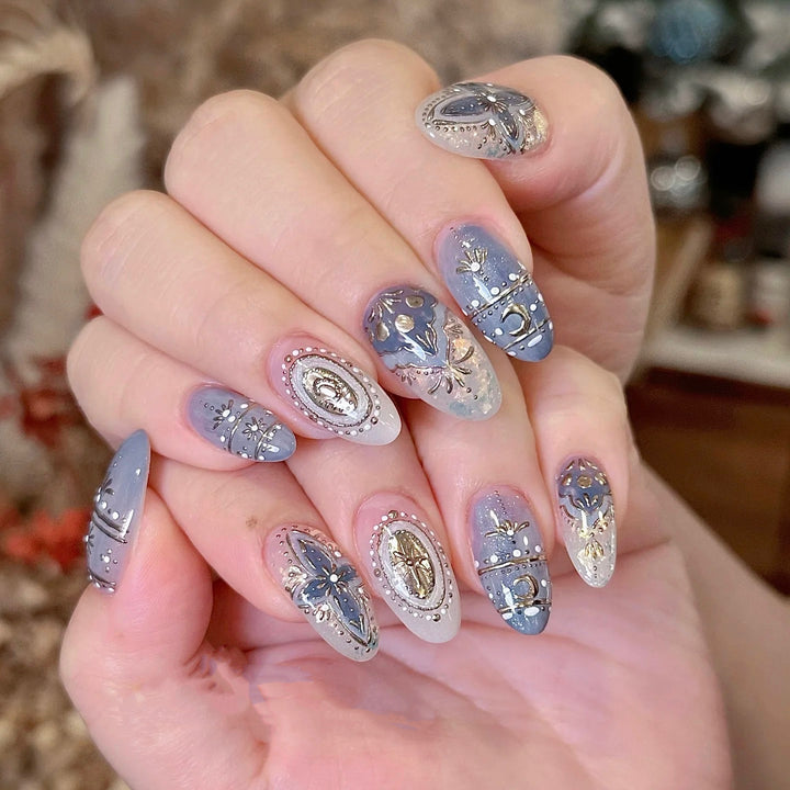 Dekoratives Press-On Nagelkunst-Set mit komplizierten Mustern