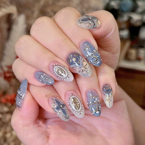 Dekoratives Press-On Nagelkunst-Set mit komplizierten Mustern