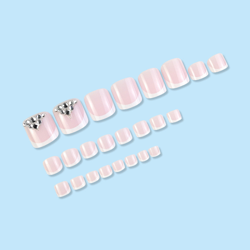 Fußnagelkunstset mit eleganten French-Spitzen und funkelnden Strassdetails Karnz