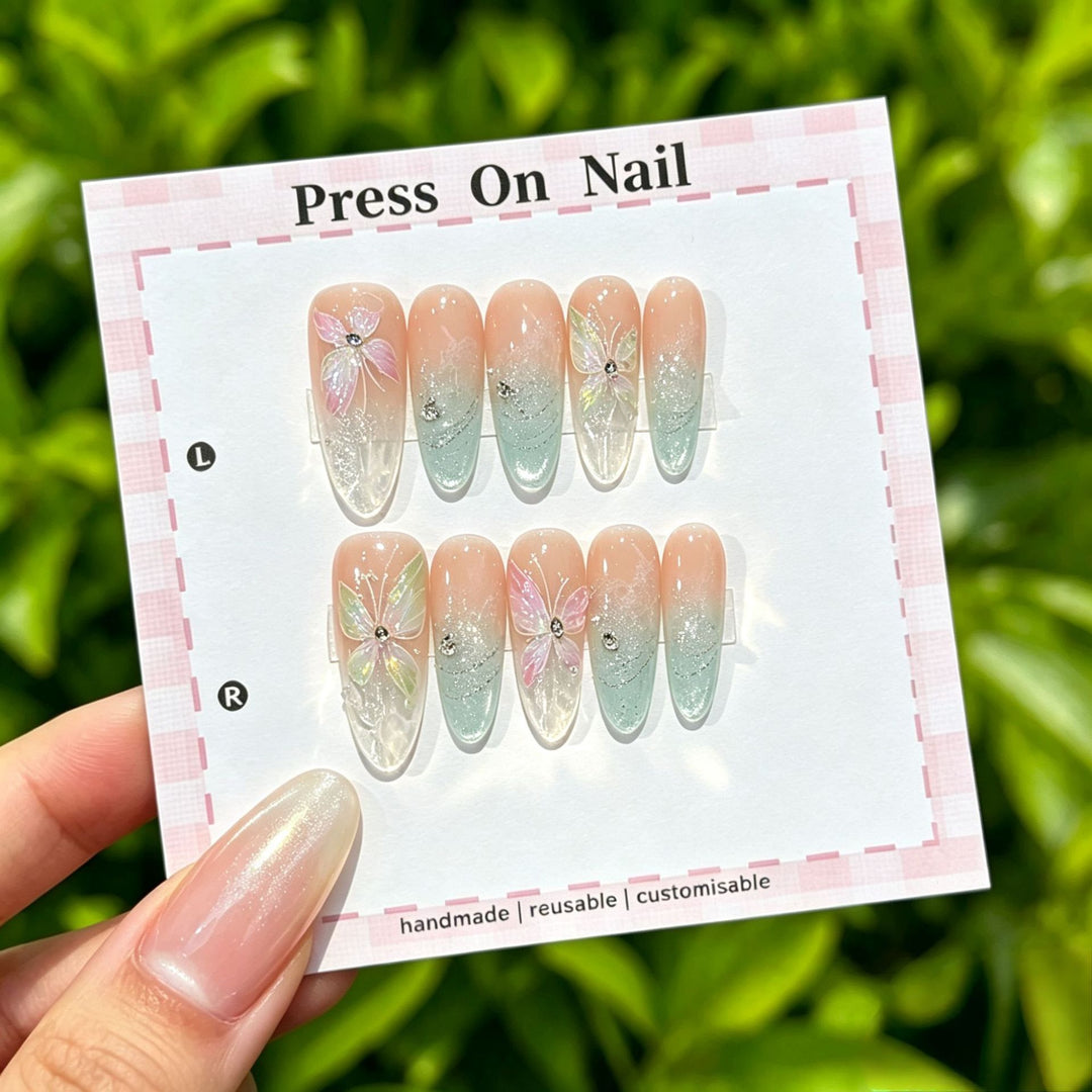 Künstlerisches Press-On Nägel Set mit tropischen und floralen Akzenten