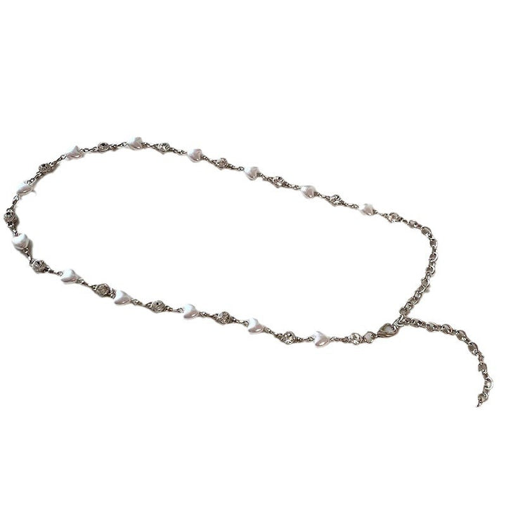 Elegante Kette mit Perlen und Herzanhängern Karnz