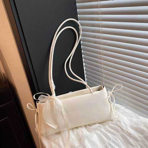 Elegante handgefertigte Tasche mit Spitzenbesatz