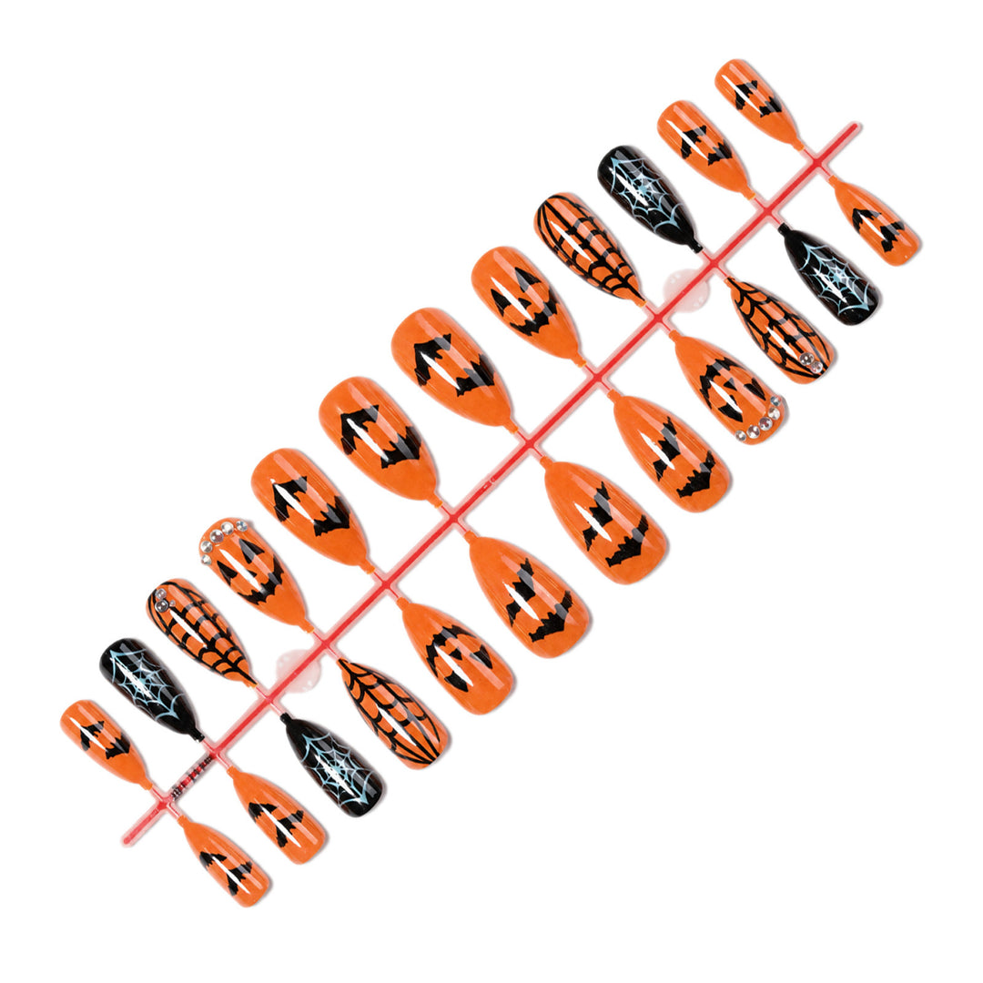 Kunstnagelset mit Halloween-Motiven und Glitzerelementen Karnz